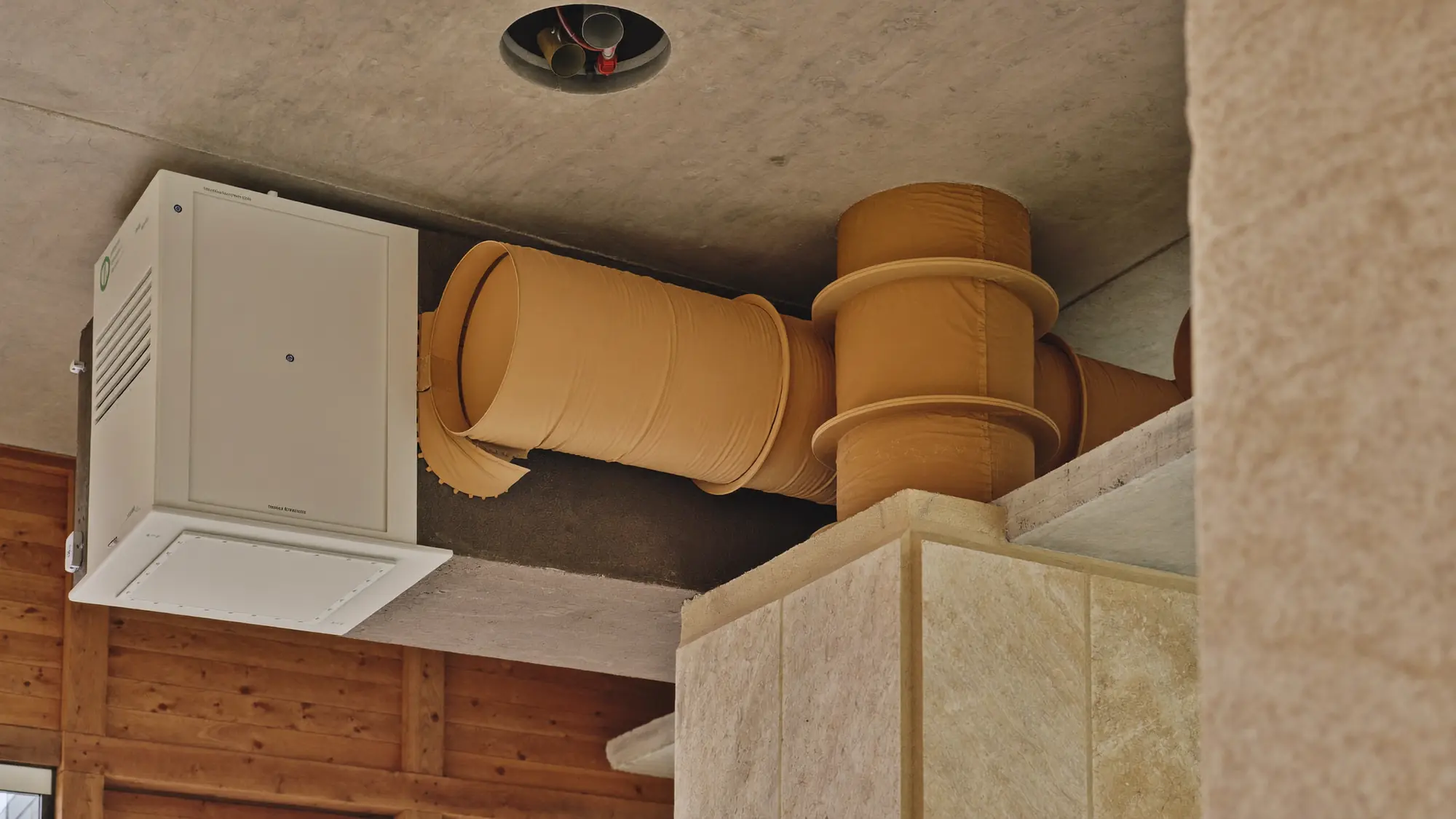 Render orientatiu de conductes de ventilació i climatització en un fals sostre.