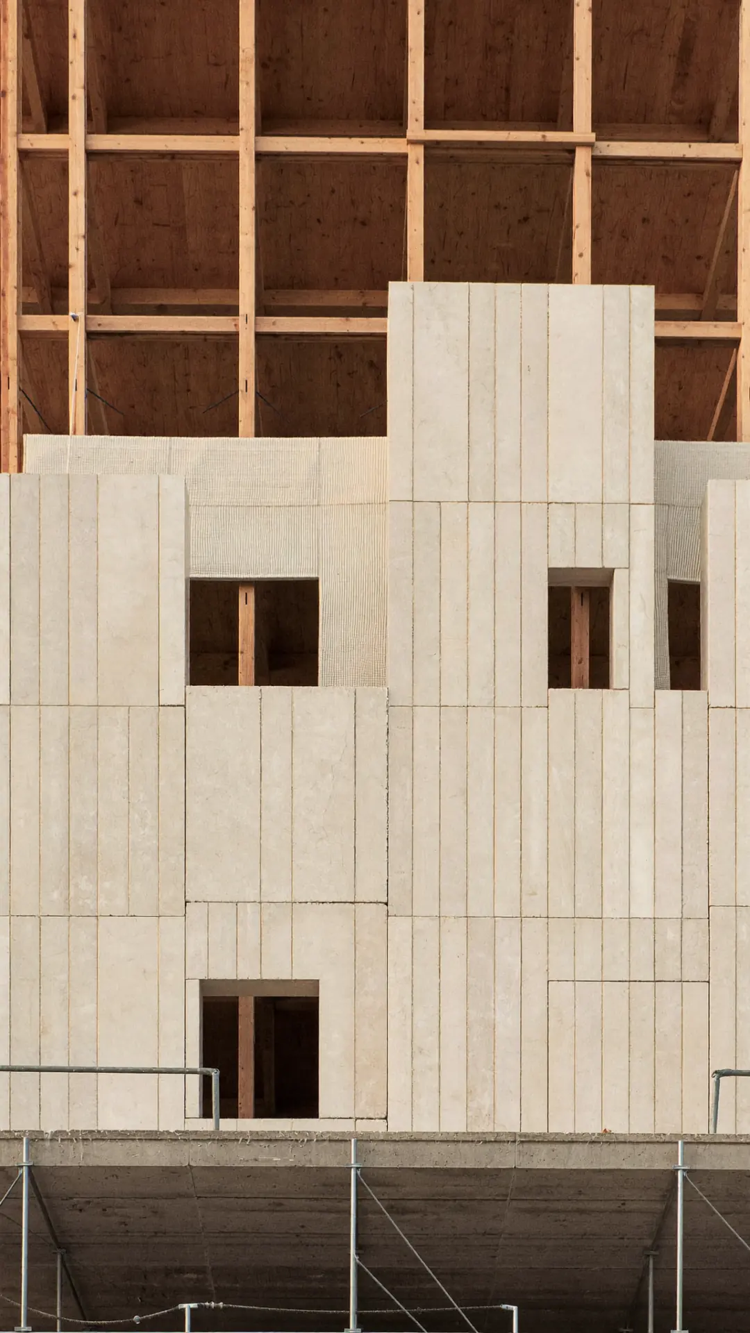 Render orientatiu d'una façana ventilada amb revestiment de fusta i pedra.