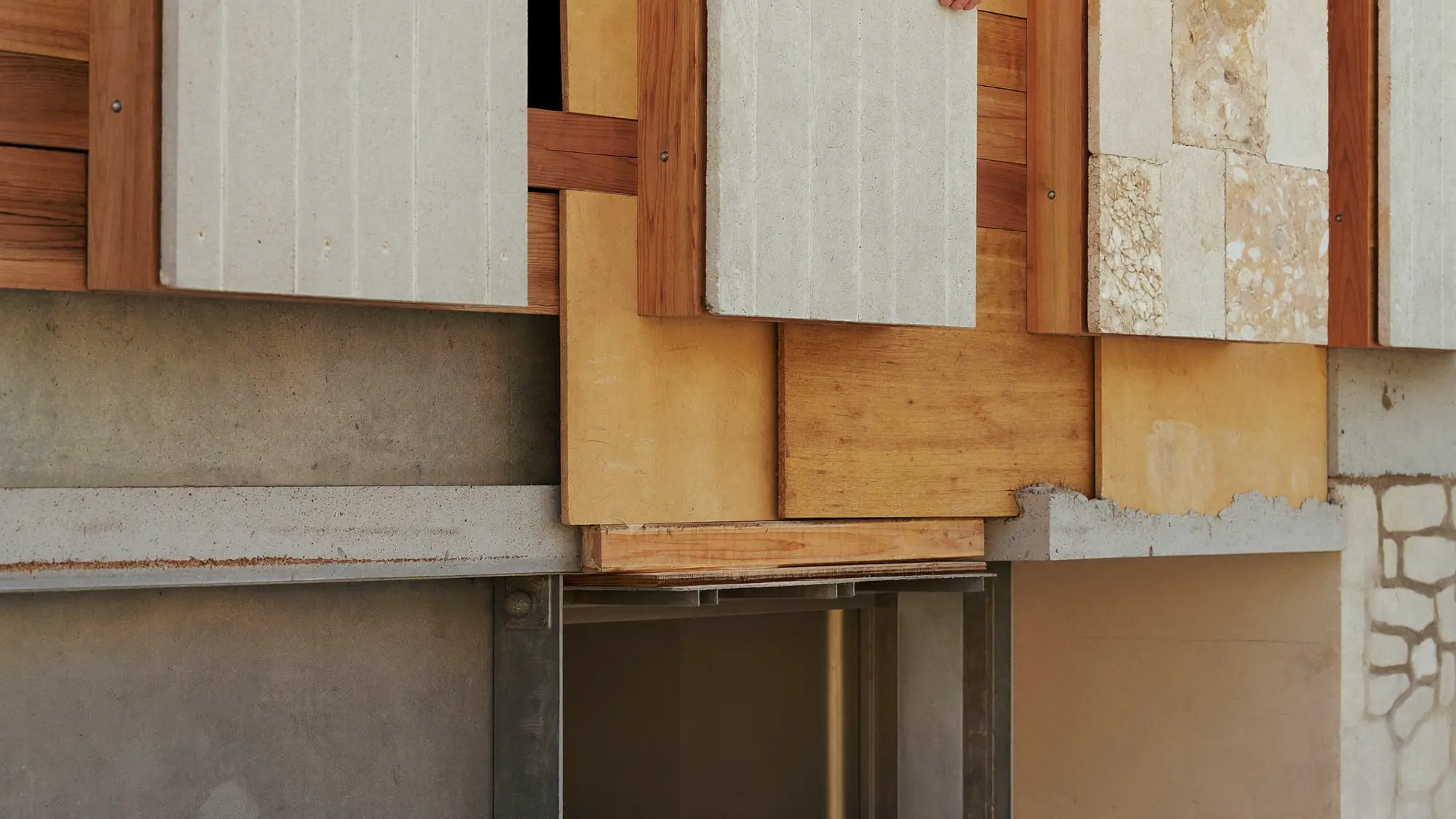 Render orientatiu d'una façana ventilada amb revestiment de fusta i pedra.