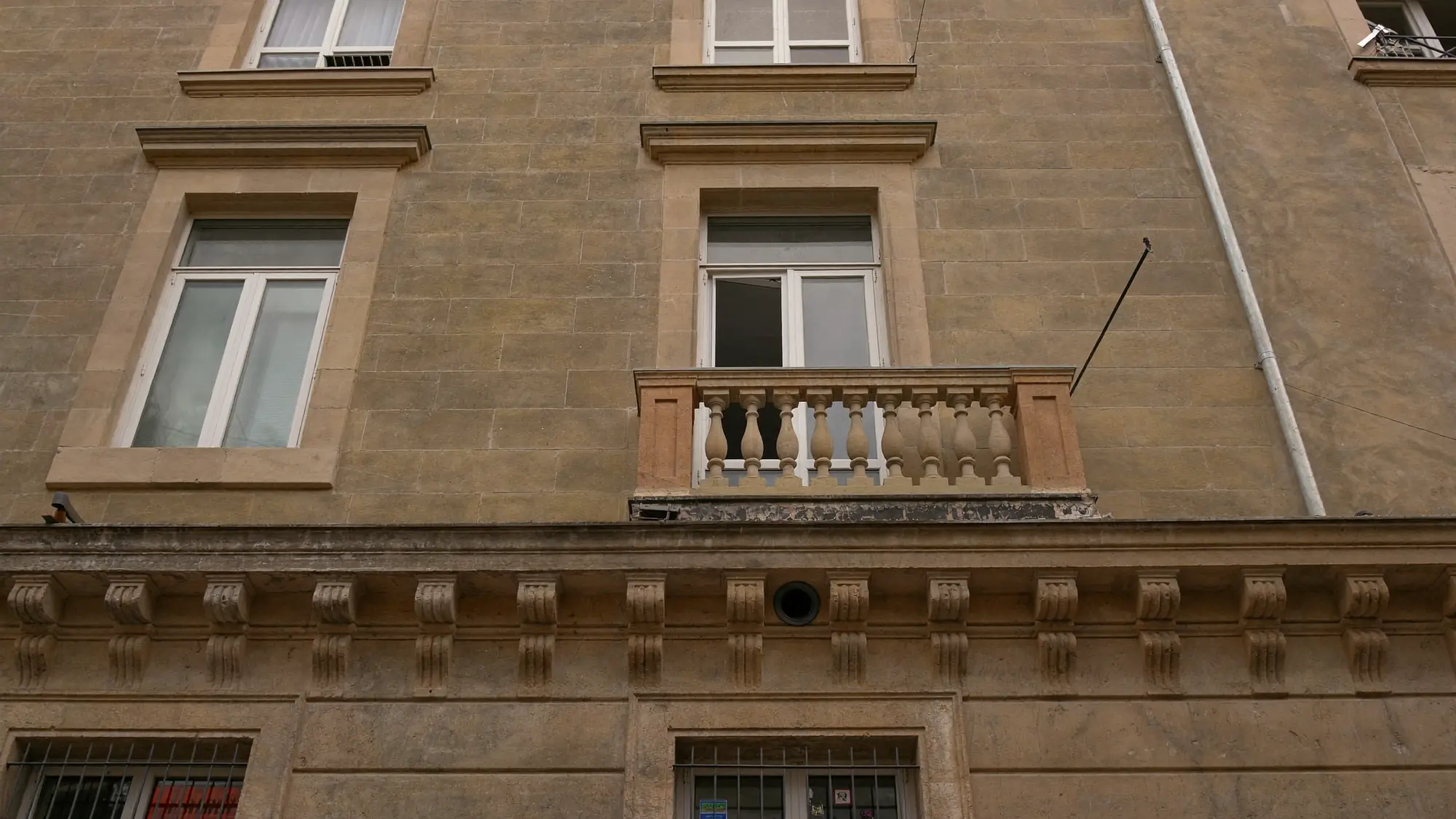 Façana d'un edifici revisada abans d'una rehabilitació.