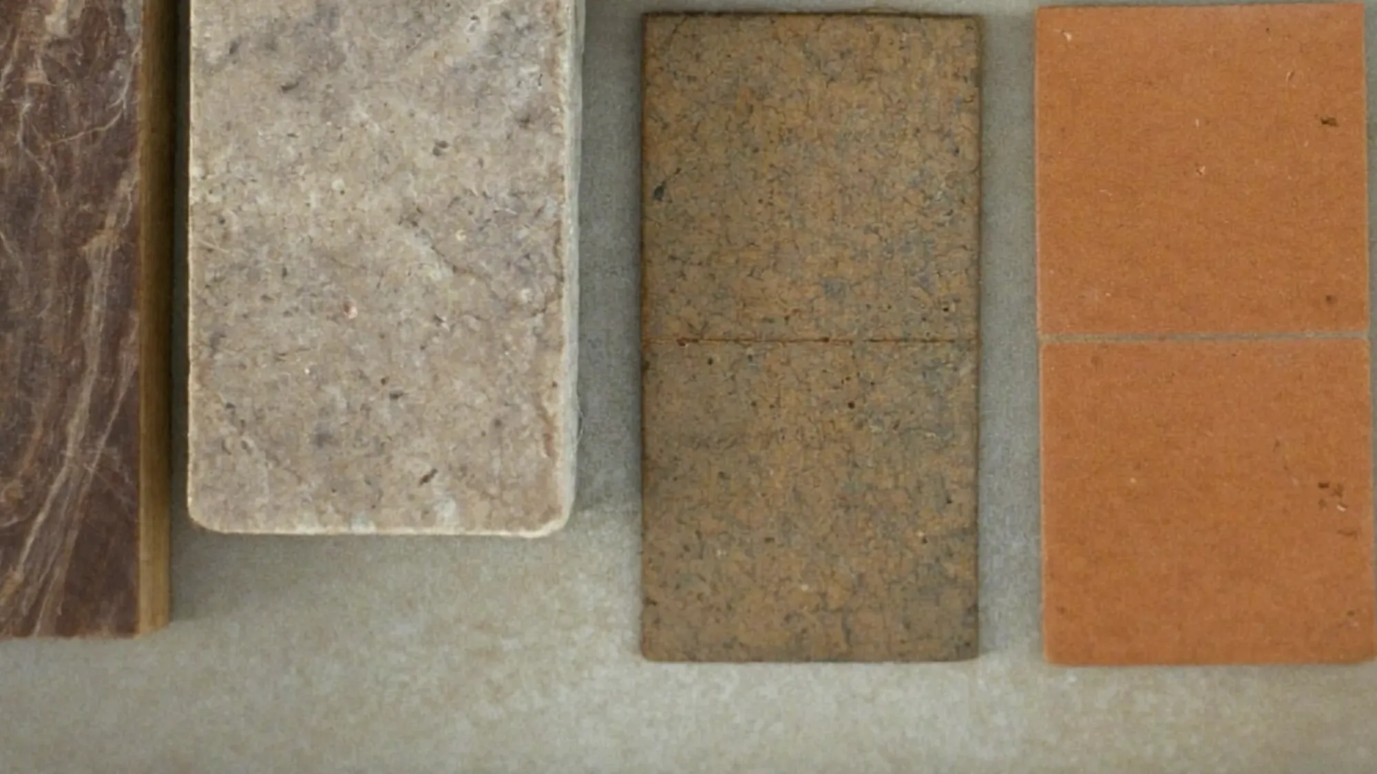 Mostres de materials de construcció sobre una taula de treball.