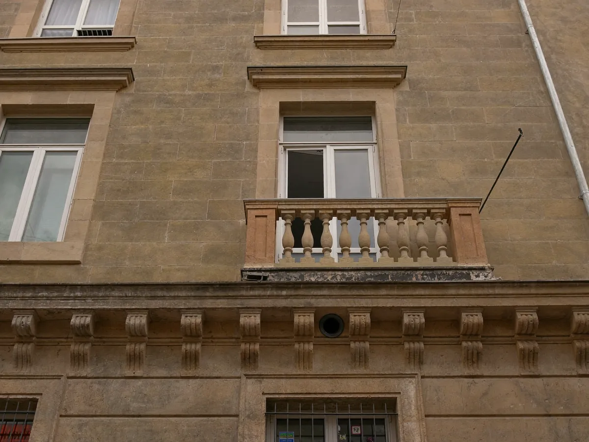 Façana d'un edifici revisada abans d'una rehabilitació.