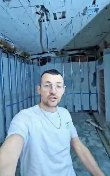 Vídeo real d’una fase d’execució d’una reforma integral d’interior amb estructura metàl·lica per a placa de guix laminat.